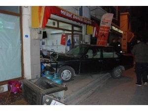 15 yaşındaki alkollü sürücü dönerci dükkanına daldı
