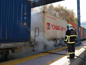 Konya'dan Mersin'e giden yük trenin balatalarında yangın çıktı