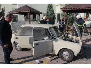 Park halinde alev alan otomobili yanmaktan vatandaşlar kurtardı