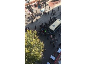 Yaşlı kadın dolmuşun altında kaldı