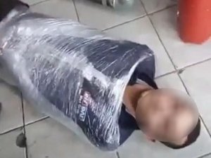 Engelli genci kendi isteği ile streç filme sarmışlar