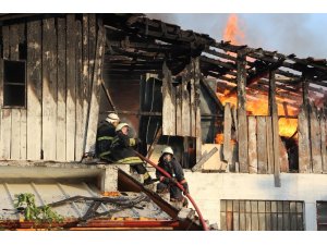 Düzce’de ahşap atölyesinde yangın çıktı, alevler gökyüzüne ulaştı