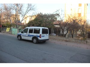 Evde kilitli kalan yaralı çocuğu komşuları kapıyı kırarak kurtardı