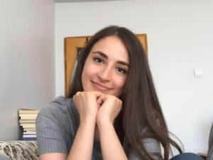 Okula gitmek için evden çıkan öğretmen, caddenin karşısına geçerken canından oldu