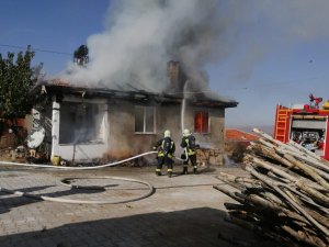 Genç kadını alevlerin arasından itfaiye kurtardı