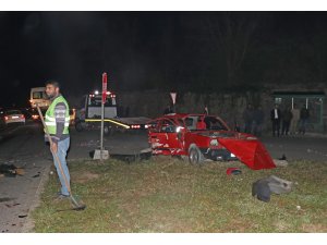 Sakarya'da otomobille kamyonet çarpıştı: 2 ölü, 3 yaralı