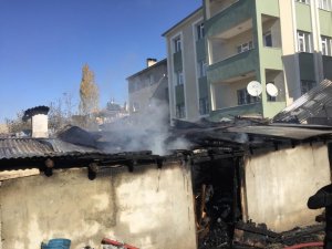 Van’da odunluk yangını