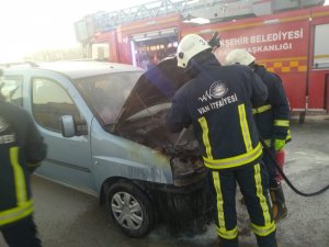 Van’da park halindeki araç yandı