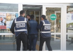 Dolandırıcı 20 bin TL’yi alırken suçüstü yakalandı