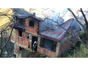 Ev yanarak kül oldu