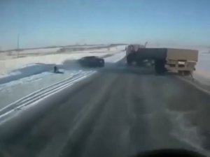 Trafik kazasında camdan fırlayan çocuk yara almadan kurtuldu