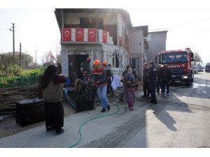 İki katlı ev sobadan çıkan yangında hasar gördü