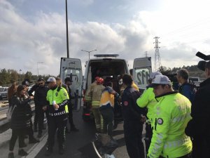 TEM otoyolunda bariyerlere çarpan araç ikiye bölündü