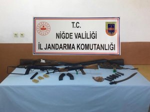 Jandarma yaptığı operasyonda Kalaşnikof ele geçirdi