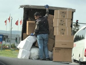 Eşyaları tutarak giden şahsın bulunduğu kamyonetin sürücüsüne ceza