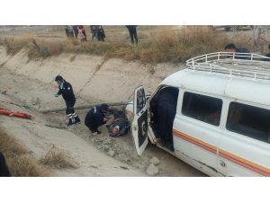 Kayseri’de minibüs kanala düştü: 3 yaralı