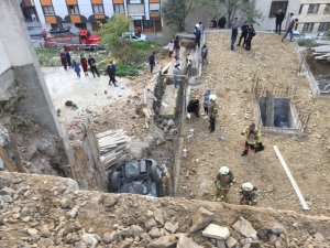 Fren yerine gaza basan kadın sürücü 9 metreden aşağı uçtu