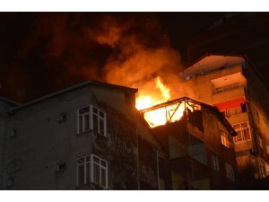 Kağıthane’de 4 katlı binada korkutan yangın