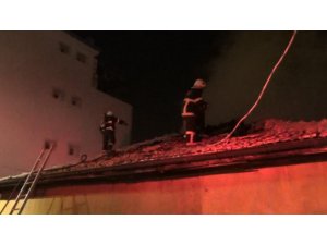 Tek katlı evde çıkan yangında mahsur kalan aile kurtarıldı