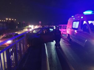 Bariyerlerde askıda kalan otomobilden düşme tehlikesine rağmen inmedi