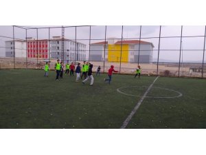 Öğrenciler futbol öğreniyor