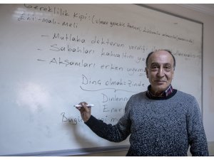 Emekli öğretmenin 40 yıldır bitmeyen meslek aşkı