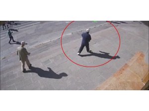 Yere düşen yaşlı amcanın cebindeki parayı çalan zanlı yakalandı