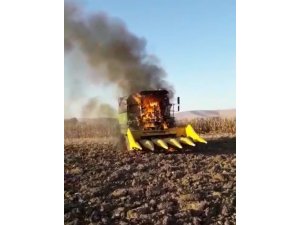 Mısır biçerken yanan biçerdöveri itfaiye söndürdü