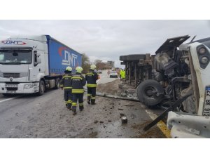 Taş yüklü kamyon devrildi