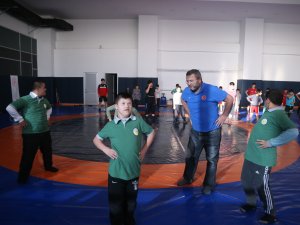 Engelli öğrencilerini şampiyonlukla hayata bağlıyor