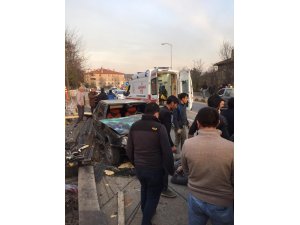 Yoldan çıkan otomobil inşaat işçilerine çarptı: 2 yaralı