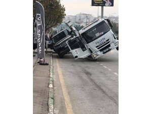 Çekici lüks aracı kaldırmaya çalışırken yan yattı