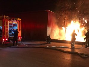 Hurda malzemeler alev alev yandı