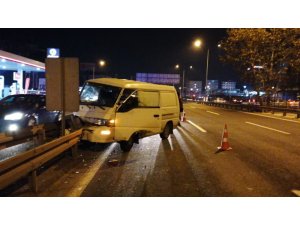 Panelvan minibüs bariyerlere çarptı: 1 yaralı