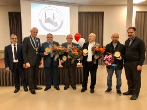 Hollanda'da 4 Türk'e kraliyet nişanı verildi
