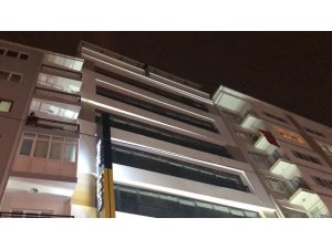 7. kata çıkarak intihara kalkışan genci arkadaşı ikna etti