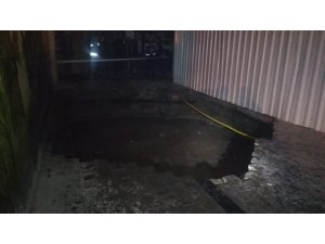 İzmir’de yol çöktü: 3 kişi çukura düştü