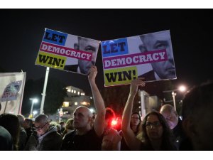 Tel Aviv’de yüzlerce protestocu Netanyahu’nun istifasını istedi