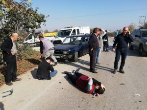 Otomobil ile motosiklet kafaya çarpıştı