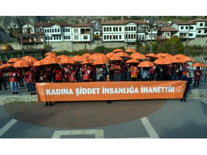Amasya'da kadına yönelik şiddete karşı "turuncu şemsiye" açıldı