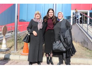 Köy okulunda görevli öğretmen annesiyle buluşturuldu