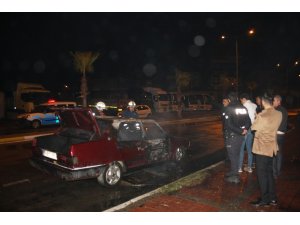 Park halindeki otomobil alev alev yandı