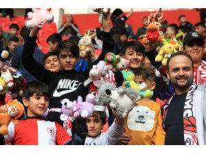 Futbol maçında kimsesiz çocuklara oyuncak sürprizi