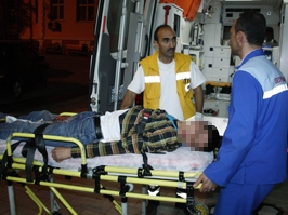 Hastane önünde kendini yaraladı