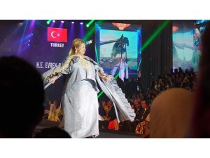 Bangkok'ta büyükelçiler Tayland ipeğini dünyaya tanıttı