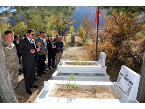 Sivas Valisi Ayhan şehit öğretmenin kabrini ziyaret etti