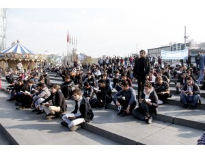 Bursa'da gençler farkındalık için kent meydanında kitap okudu