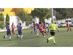 Kadın futbolculara Başkan Atay’dan destek