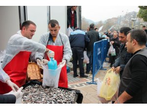 Zonguldak'ta düzenlenen hamsi festivalinde 10 ton balık dağıtıldı