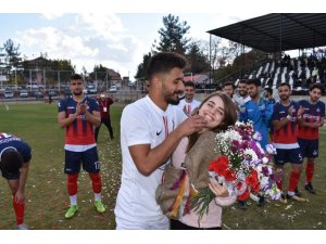 Futbolcudan kız arkadaşına maç öncesi sahada evlilik teklifi